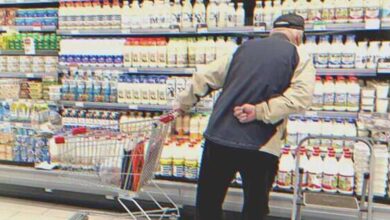 Photo of Old Man Comes To Store With Grocery List For Wife, Cashier Later Learns He Doesn’t Have A Wife At All — Story Of The Day