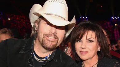 Photo of Toby Keith’s Wife Remains by His Side through Chemo – They Met When He Didn’t Have Money & Stayed Together for 38 Years