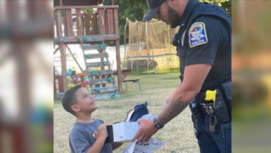Photo of Little boy tells cop he’s selling lemonade to buy new shoes. Hours later cop returns