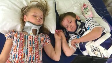 Photo of Siblings reunite for the first time after crash killed their parents and 2-month-old sister